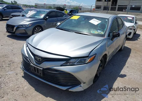 2019 Toyota Camry Le z USA, uszkodzony, nr VIN 4T1B11HK0KU184316